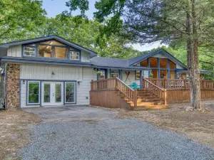 Tenkiller Lake Private Pickleball CourtSleeps 20Shuffleboard Pool Table13Beds