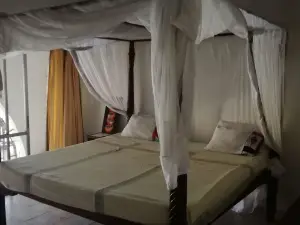 Travellers Paradise Diani - Hostel
