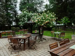 โรงแรมกาสโธฟ โรเซอเนค