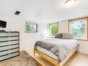 Mid-century house with bay view, central AC & washer/dryer - walk to downtown