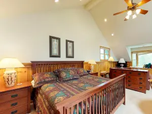Enchanting condo with space for everyone, a deck & Wheeler Peak view