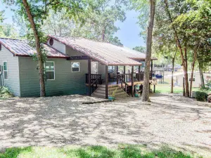 Belle Maison du Lac (Lakefront Retreat w/Boathouse & Firepit)