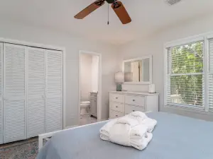 Wonderful 2Br+Loft Cottage! Close to Beach! Screened Porch w/ Wooded Views! Amenity Cards!