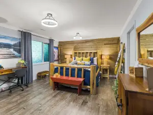 Rayleigh River Retreat - Garden Oasis