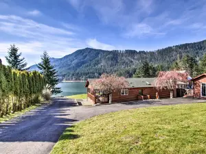 호수 전망 산악 경치가 뛰어난 캐빈 & 독!