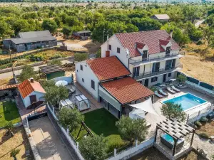 Amazing Home in Unesic with Hot Tub, Sauna & 5 Bedrooms