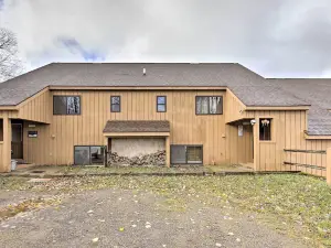 Upson Ski-in/Ski-Out, End-Unit Cabin w/ Fireplace!
