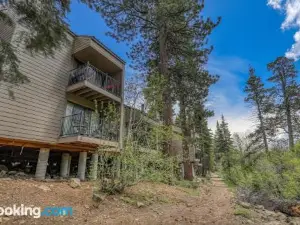 2Br Townhome Walk to Beach or Trails