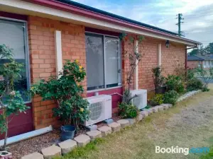 4 Bedroom, 3 Bath Room Home in Kingswood Nsw, Free Wifi Internet, Free Parking