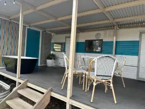 Crescent Head, Stylish Retro Caravans, Deck, Bathroom, Bush Setting Near Beach