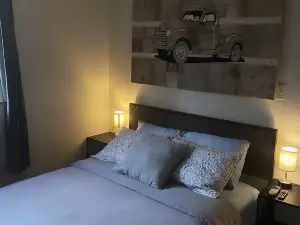 Creek-side getaway, big deck, easy access to the city while being off the grid!