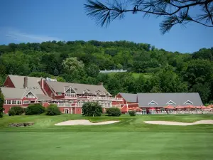 Luxury Alpine Retreat: A Premier Lodge Experience Near Dartmouth & Woodstock