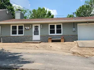 Lake house with a view! Overlooks Warsaw and Lake of the Ozarks, Sleeps 4