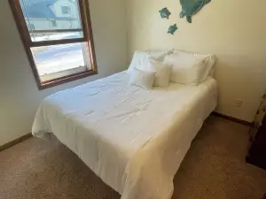 Condo w/ water access. Short drive to Green Bay and Sturgeon Bay/Door County