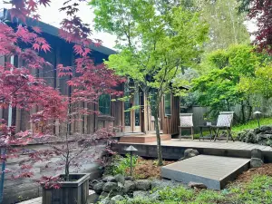 The Bathhouse: Boho Modern + Hot Tub + Water View