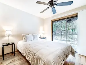 Cabin near the river with private pool, AC, wood-burning fireplace & patio