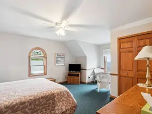 Cottage 6 - 4BR Lakefront Escape | Perfect for Groups!