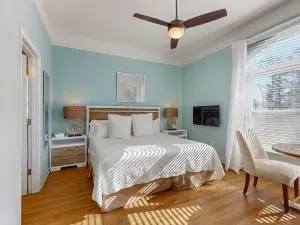 Gorgeous Home Right on the Bay w/Central AC, Balcony, and Free WiFi