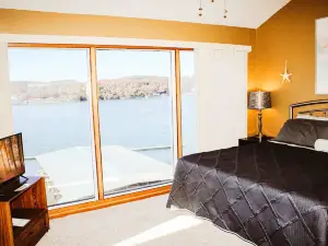 Spacious Condo with Serene Lake Views - Charming Lakefront Retreat