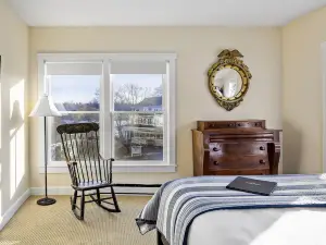 East Wind Inn & Suites