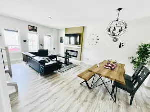 EdmontonLuxuryHome*14Min Airport*10Sleep*PoolTable