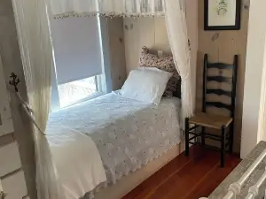 Bayside Shore Rd 2bed, Cozy, Breezy, Steps to Beach.