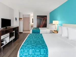 Howard Johnson by Wyndham Romulus Detroit Metro Airport