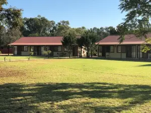 Outback Quarters Motel Hay and Restaurant