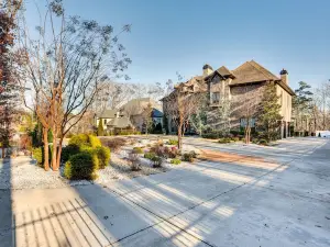 Sprawling Suwanee Home Theater, Pool, Hot Tub!