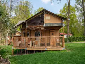 XL Glamping tent with bathroom in Lathum