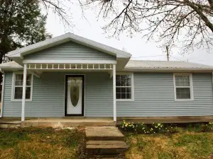Quaint Blue Lake Cottage