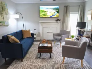 Heart of Fountain Inn: 2BR Gem
