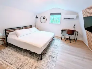 Boathouse, 2 King Beds, Firepit, Huge Yard + Pet-Friendly! Peaceful & Luxurious