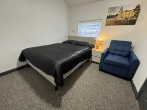 Private En-Suite Room in Town, Close to Hospital