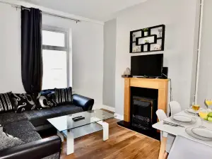 Cheer Full 4 Bedroom House Train Station