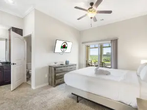 Beautiful Walk-in Lake View Condo with HA Features