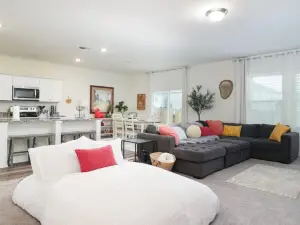 Rare Find Luxurious Home Sleeps 13 with Family Fun