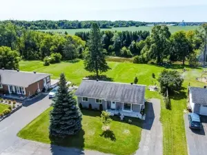 Beautiful Home with castor river view