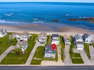 Coastal Getaway for 2 | Steps from Wallis Beach