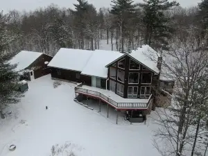 Spectacular Lake Cabin 8 acres & private boat dock