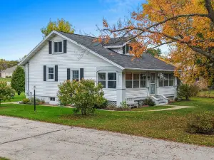 Cozy Riverfront Retreat