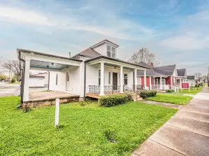 Charming 2-bedroom house newly updated in tranquil Franklin, walk to the square