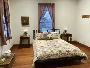 Restored farmhouse on National Historic Register property - The BEST of Texas!