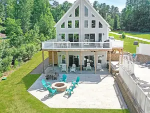 Lake View, Heated Pool, Firepits, Sundeck, Kayaks, Pool Table