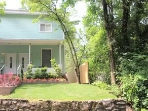 Charming duplex with private yard. Close to the beach, dining & shopping!