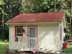 Cozy Cabin By The Pipestem Creek. Pet-Friendly!