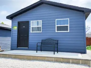 Lake View Cottage - 2 Bedroom w/Kitchenette. Family Friendly!