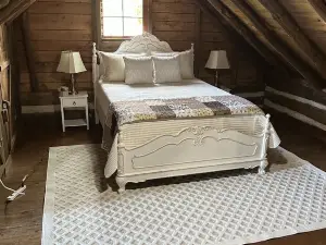 Rustic cabin with modern amenities overlooking Lake Guntersville.