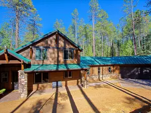 Luxury Cabin in a woods! Private location 7000 ft elevation, 4 seasons!