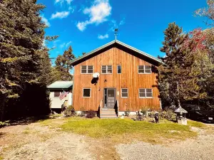 Huge Lakefront Cabin | Sleeps 12| King Bed| Dock| Ski Saddleback| Snowmobile|